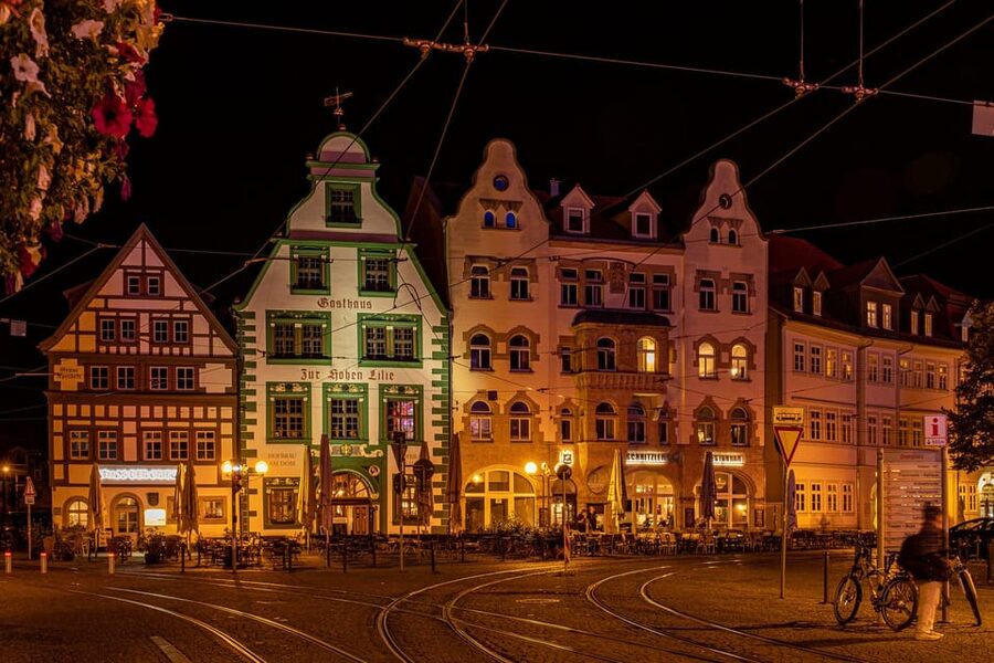 Erfurt: With Night Watchman Schwalbe through the Old Town, including tasting - Meet Reinhard Schwalbe at Fischmarkt town hall steps