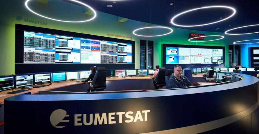 EUMETSAT - weather data for the world "made in Darmstadt" - Full-size satellite models: the moment it clicks