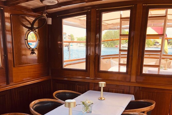 Evening aperitif tour aboard the motor yacht Fitzgerald - Why an evening aperitif on the Fitzgerald beats another crowded sightseeing night
