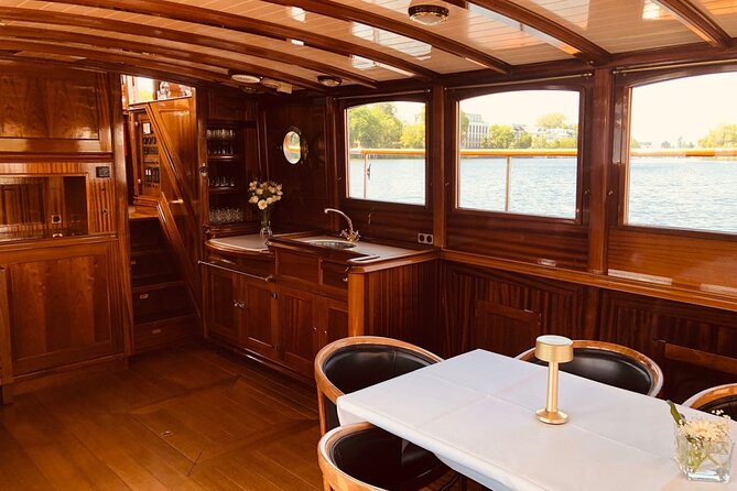 Evening aperitif tour aboard the motor yacht Fitzgerald - Alexanderplatz area without the walking fatigue or the heavy crowds