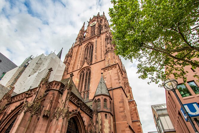Explore Frankfurt in 60 minutes with a Local - Opernpl. 1 start and Eiserner Steg finish: an easy route to continue