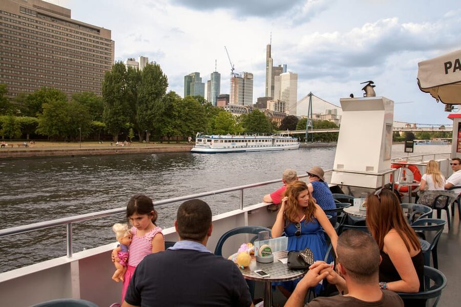Frankfurt: 1-Hour Panorama Boat Cruise on the river Main - The Audio Commentary in German and English, and the Timing Reality