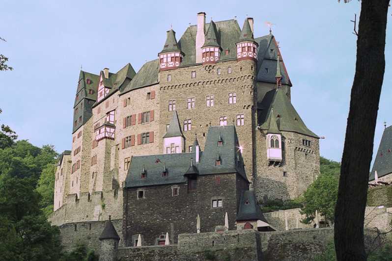 Frankfurt: Day Trip to Eltz Castle - Entering Eltz Castle: why this place still feels lived-in