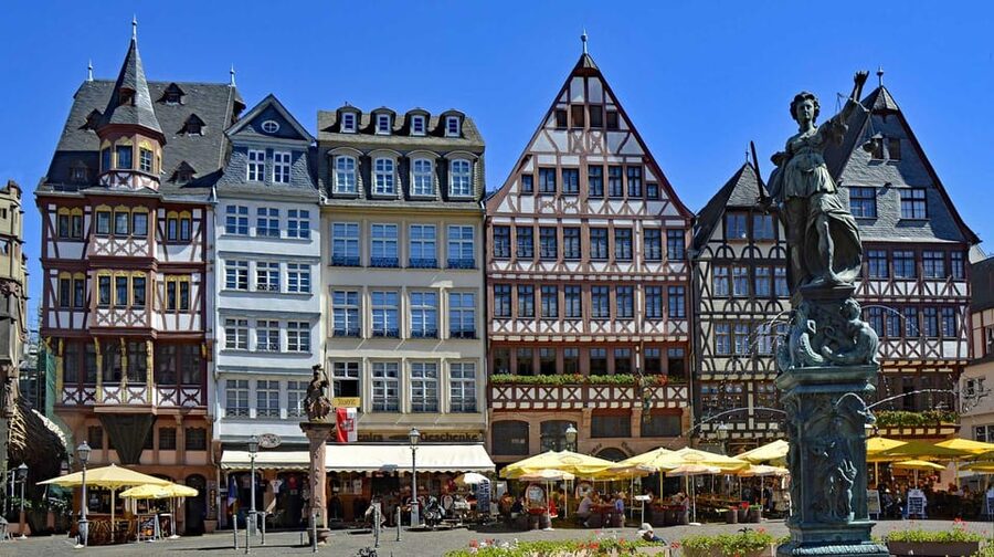 Frankfurt: Discover the heart of Frankfurt - a city tour in German - New Old Town Frankfurt and the medieval palace remains