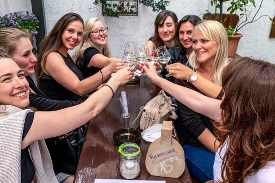 Frankfurt: Food Tour to 3-4 Local Food Spots - Your tour format: how the eating part works