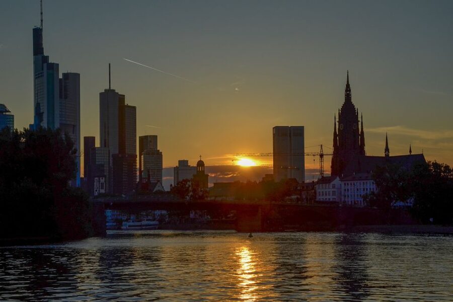 Frankfurt: Guided Bike Tour - Old Town power stops: Römer, half-timbered squares, and the Cathedral area