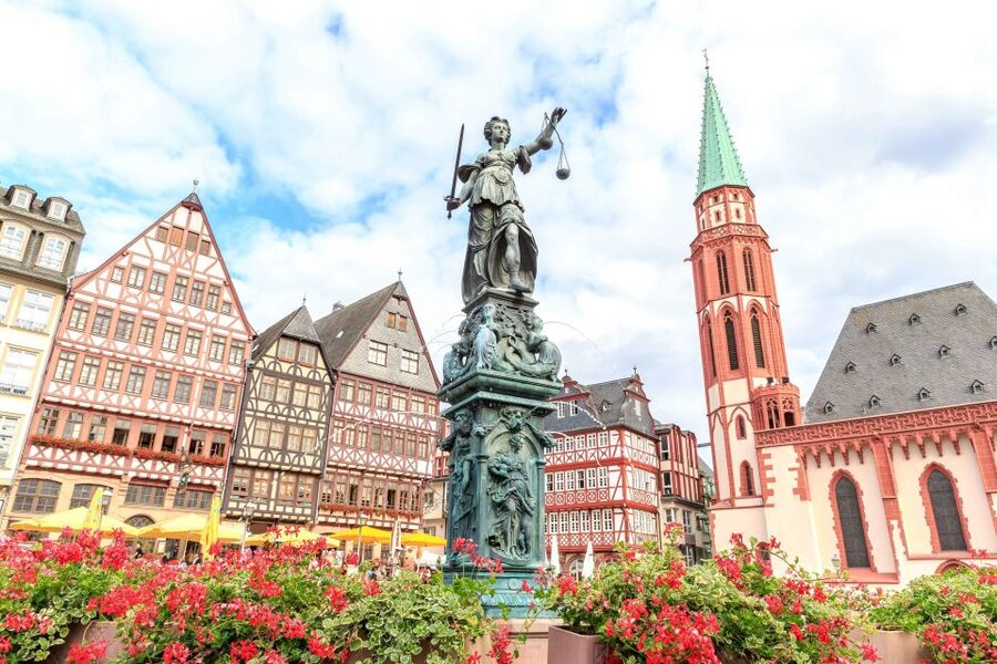 Frankfurt: Guided Bike Tour - St. Paul’s Church and Goethe House area: Germany’s turning points