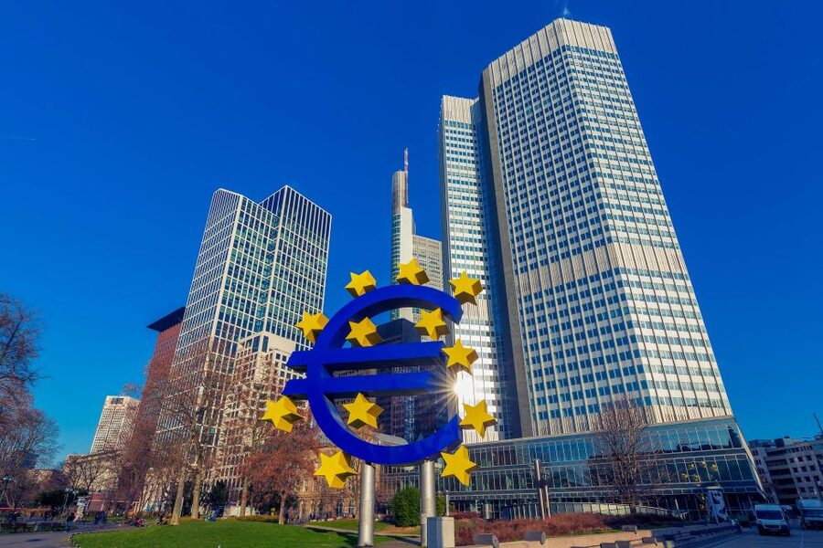 Frankfurt: Guided Bike Tour - European Central Bank Tower and the Oosten bar payoff