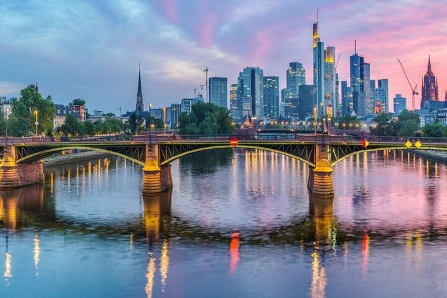 Frankfurt : Highlights & hidden Gems Private Walking Tour - Römerberg and St. Bartholomew Cathedral: old power, new angles