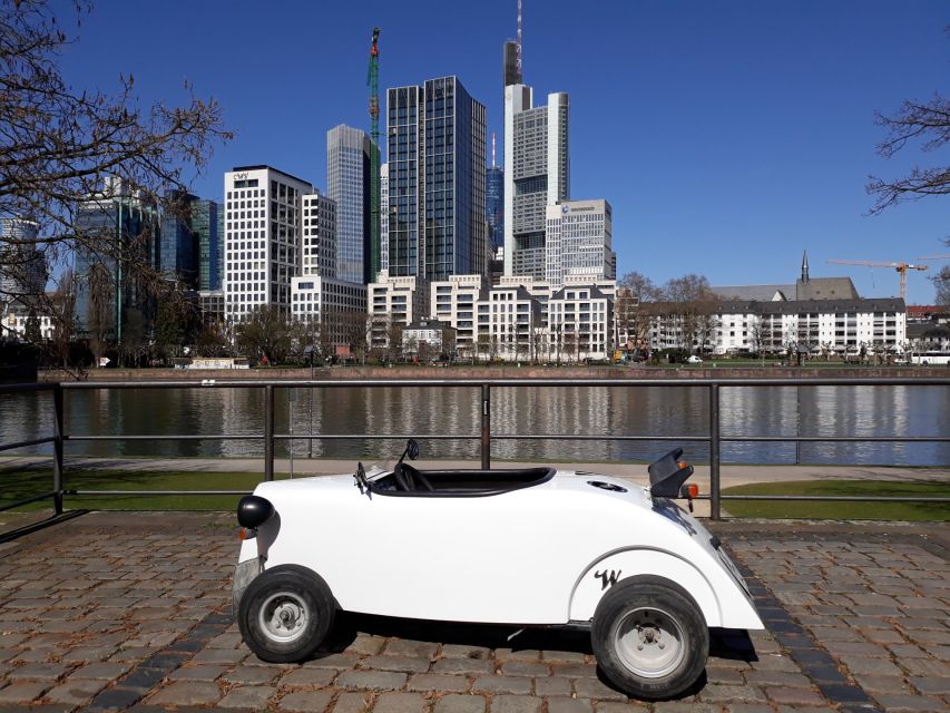 Frankfurt: Hotrod Sightseeing Tour - Gallusviertel and the Römer photo stop that anchors the tour