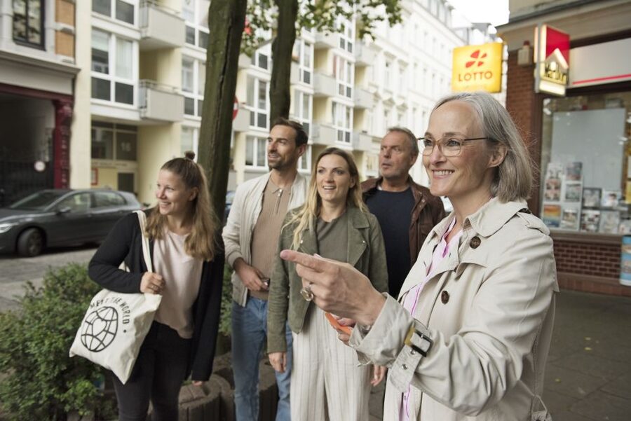 Frankfurt: Old Town Crime Mystery Game - Lucae Fountain Start: Getting Into Role as Undercover Investigators