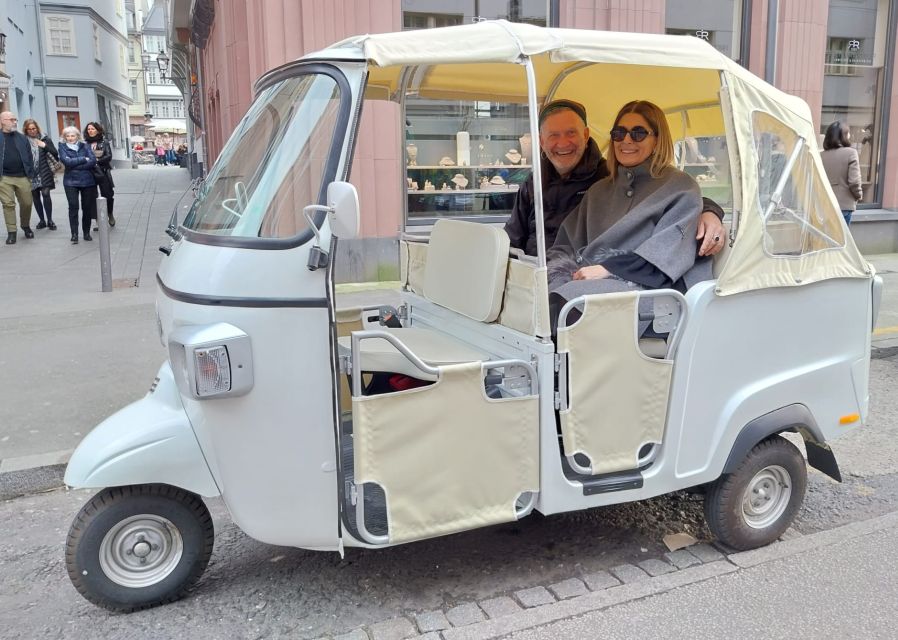 Frankfurt: Private Sightseeing Tour in Retro Ape Calessino - Cruising to a sunset viewpoint, then returning across the river