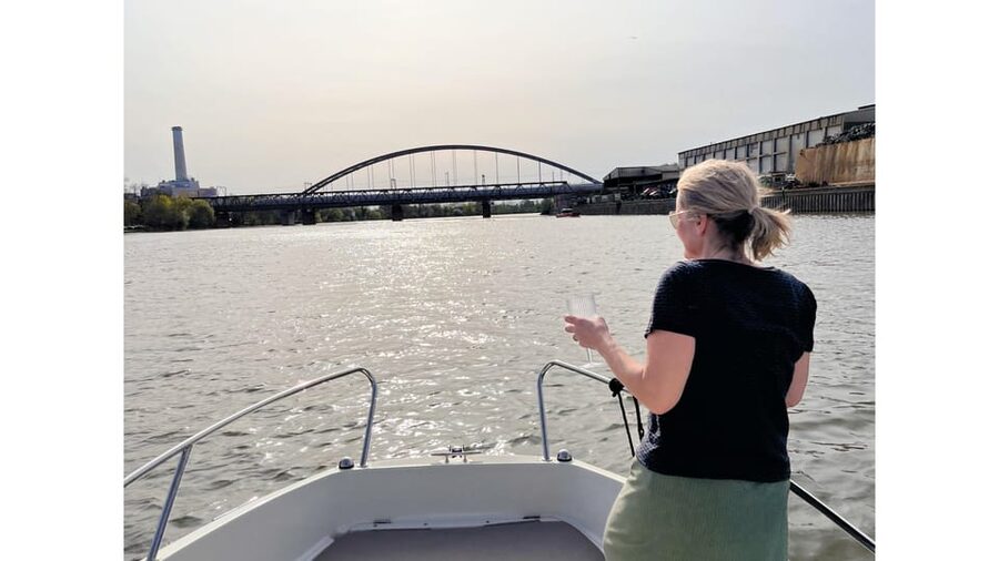 Frankfurt: Private Skyline Sightseeing Boat Tour - Ostend and the European Central Bank area in one smooth view