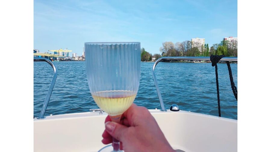Frankfurt: Private Sport Boat Tour - Speed, Fun & Skyline - What It Feels Like to Take the Wheel (Under the Captain’s Watch)