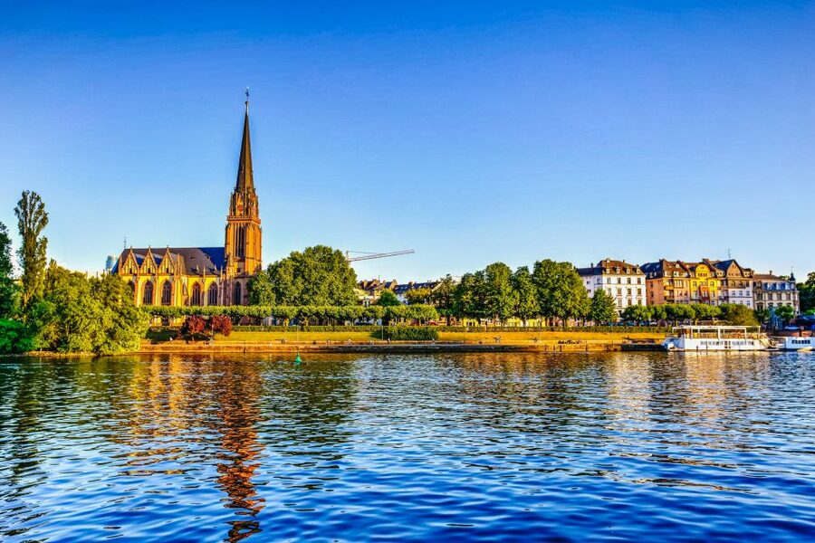 Frankfurt: River Main Sightseeing Cruise with Commentary - Upstream Toward Offenbach: Sachsenhausen From the Water