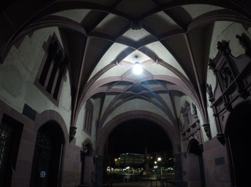 Frankfurt: Scary Sightseeing Tour with The Hangman - The Main river stop, where punishments could end in water