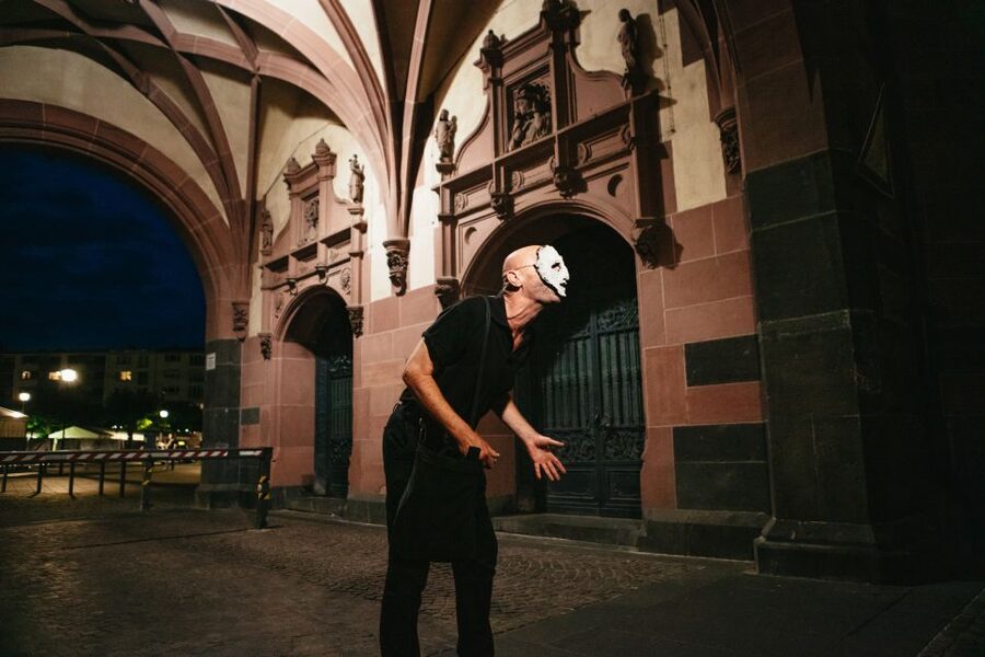 Frankfurt: "The Sandman" Nightmarish Walking Tour - Rotes Haus and Saalhof, Old Stones With Story Beats