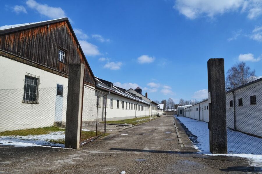 From Munich: Dachau Memorial Site Tour in Spanish - From Munich by train: the day plan in plain terms