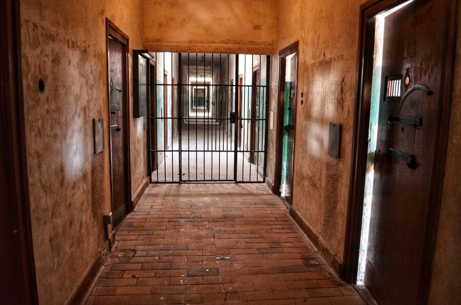 From Munich: Dachau Memorial Site Tour in Spanish - Entering the memorial grounds and making sense of what remains