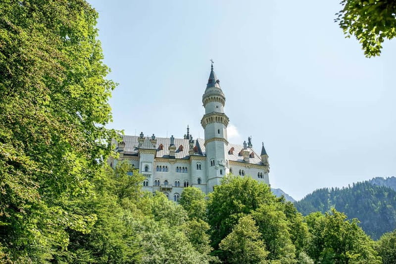 From Munich: Neuschwanstein & Linderhof Castle Full-Day Trip - Guides and audio options, and what to choose for best value