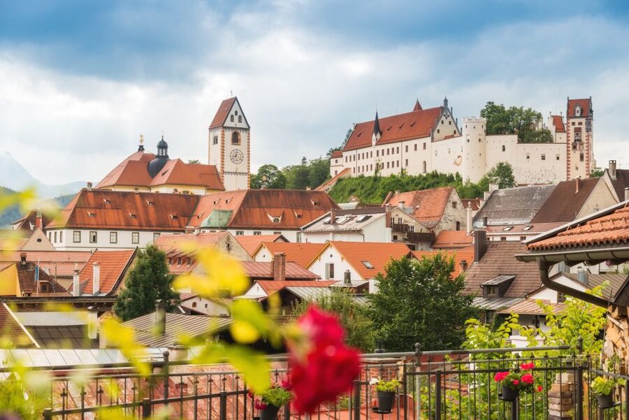 Füssen: Old Town Guided Walking Tour in German - Sebastian Cemetery: seeing the Medieval city wall in context
