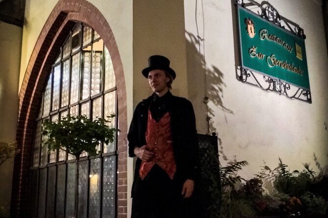 Gruseltour Berlin Haunted Ghost Walk 90-minute at Berlin Mitte city center - Costumes, live performance, and the crowd gets involved
