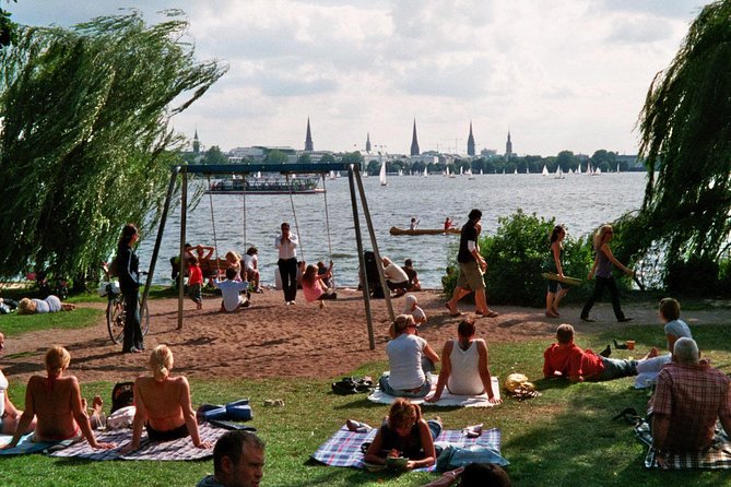 Guided bike tour Hamburg with neat city bikes, cruisers, mountain bikes - Choosing your Hamburg theme: Elphilharmonie, Michel, Elbe, or Alster