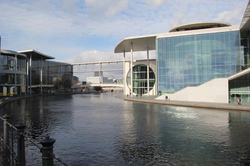 Guided Insider Tour Government and Parliament District - Key points worth your attention