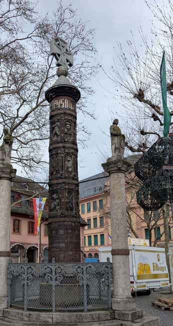 Guided tour in Mainz on the Rhine in german and english - Fastnacht season highlight: Fastnachtsbrunnen and Schillerplatz