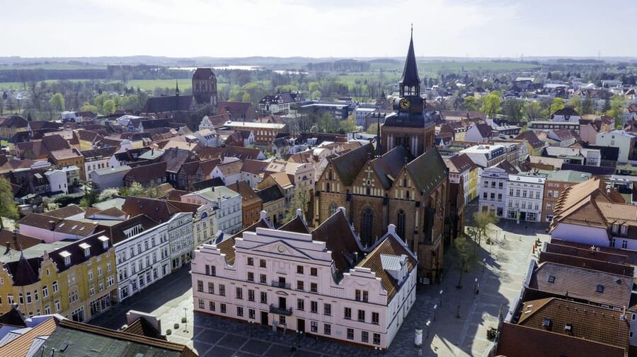 Güstrow: Guided tour of the historic city center - Brick Gothic cathedral and Ernst Barlach’s Floating