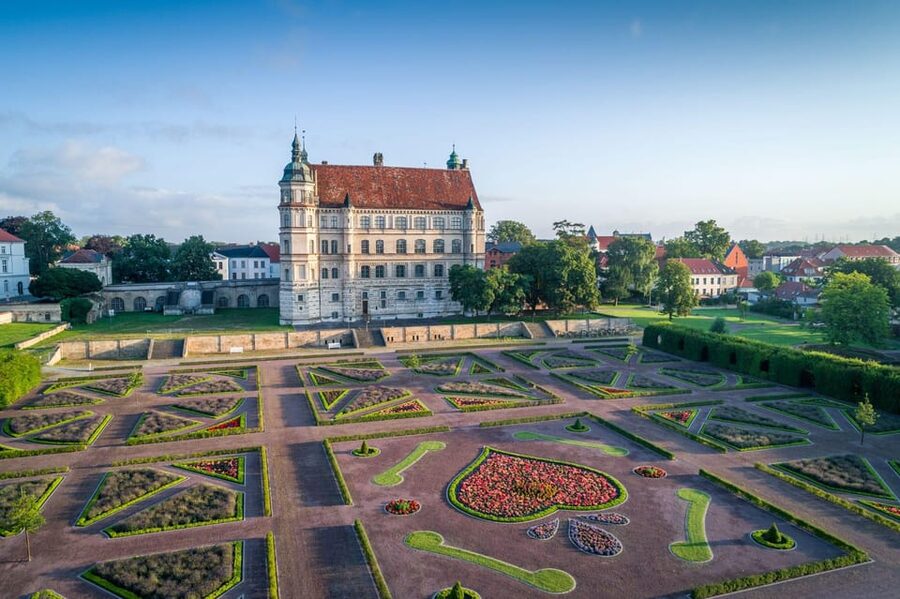Güstrow: Guided tour of the historic city center - Market square: town hall, parish church, and style shifts