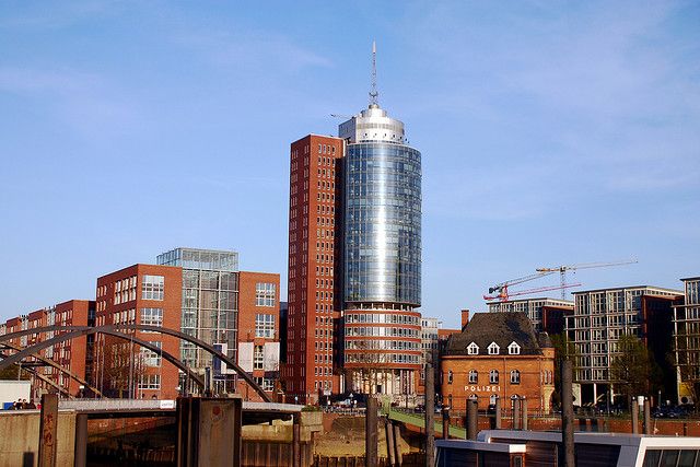 Hamburg: 1.5-Hour Comedy Bus Tour in German - Starting at Tanzende Türme on the Reeperbahn