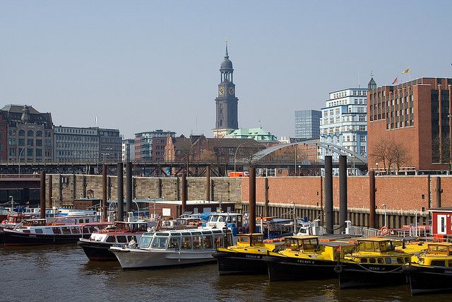 Hamburg: 1.5-Hour Comedy Bus Tour in German - Reeperbahn and St. Pauli at night, with comedy that matches the setting