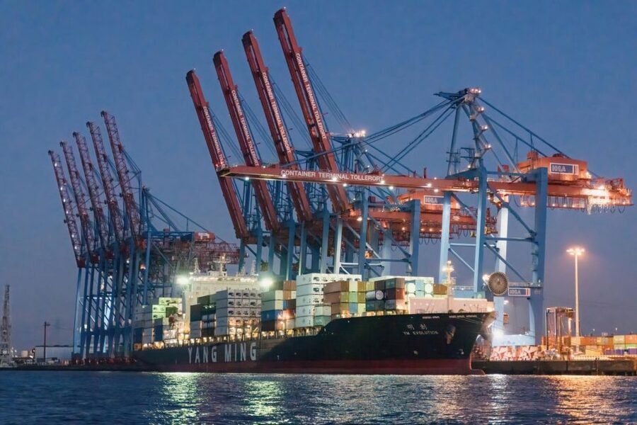Hamburg: 1.5-Hour Evening Lights Harbour Cruise on a Ship - Getting on board at Landungsbrücken, Pier 3 (and why timing matters)