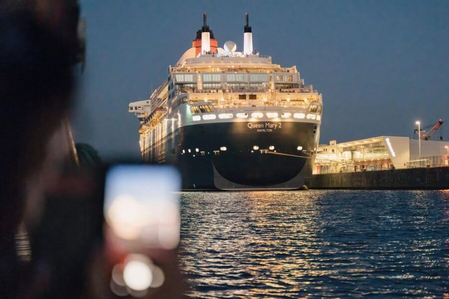 Hamburg: 1.5-Hour Evening Lights Harbour Cruise on a Ship - The photo strategy: how to get clear shots on a 1.5-hour cruise