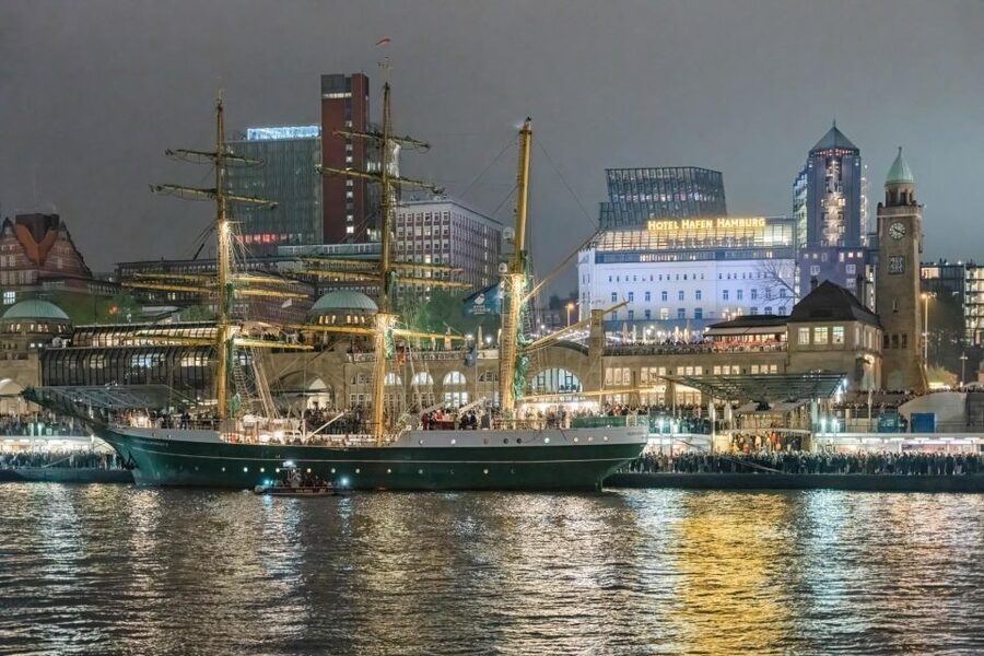Hamburg: 1.5-Hour Evening Lights Harbour Cruise on a Ship - The live guide in German: what you gain, and how to handle it