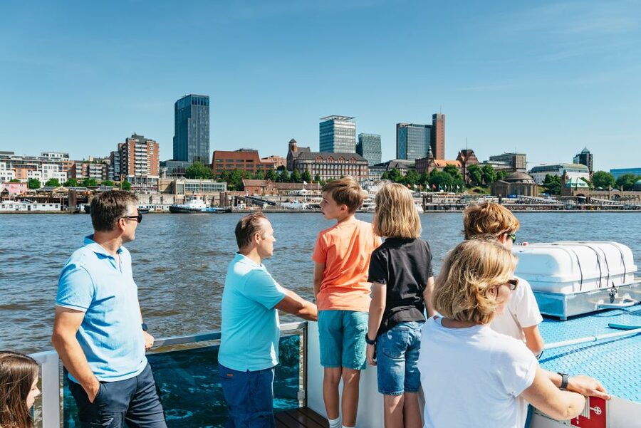 Hamburg: 1.5-Hour Harbor and Speicherstadt Day Cruise - Drinks, warmth, and the small rules that affect comfort