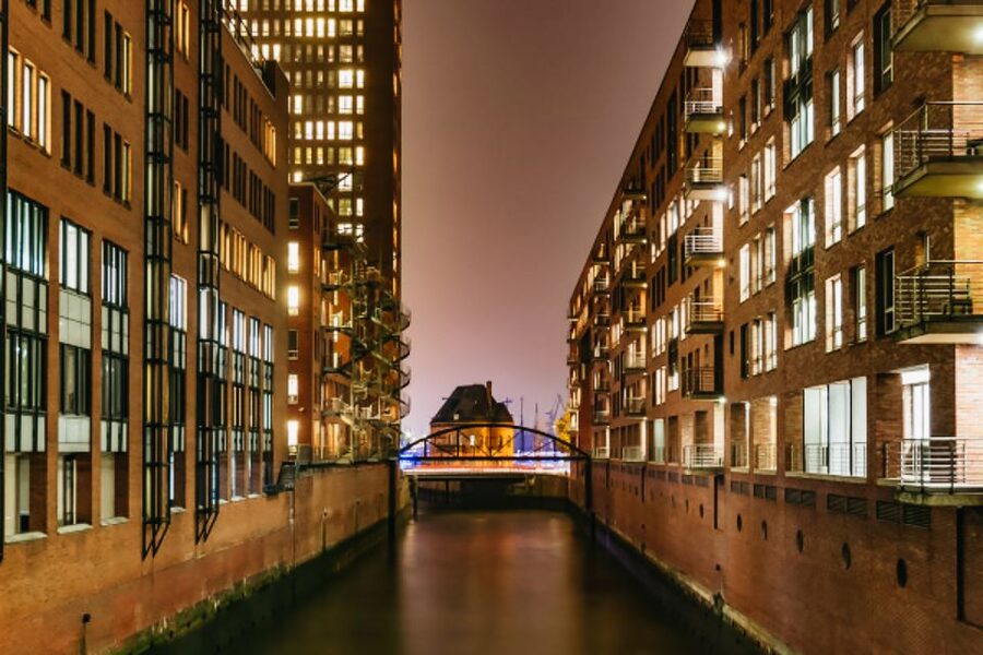 Hamburg: 1.5h Grand Harbor Evening Lights Cruise - Starting at Landungsbrücken, then straight into the harbor lights