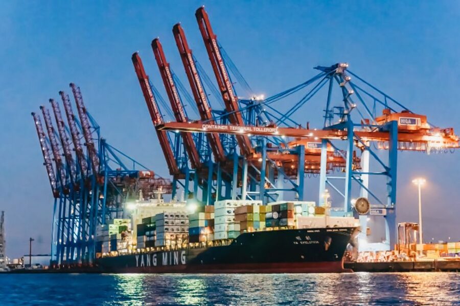 Hamburg: 1.5h Grand Harbor Evening Lights Cruise - What the skipper’s German commentary adds to the experience