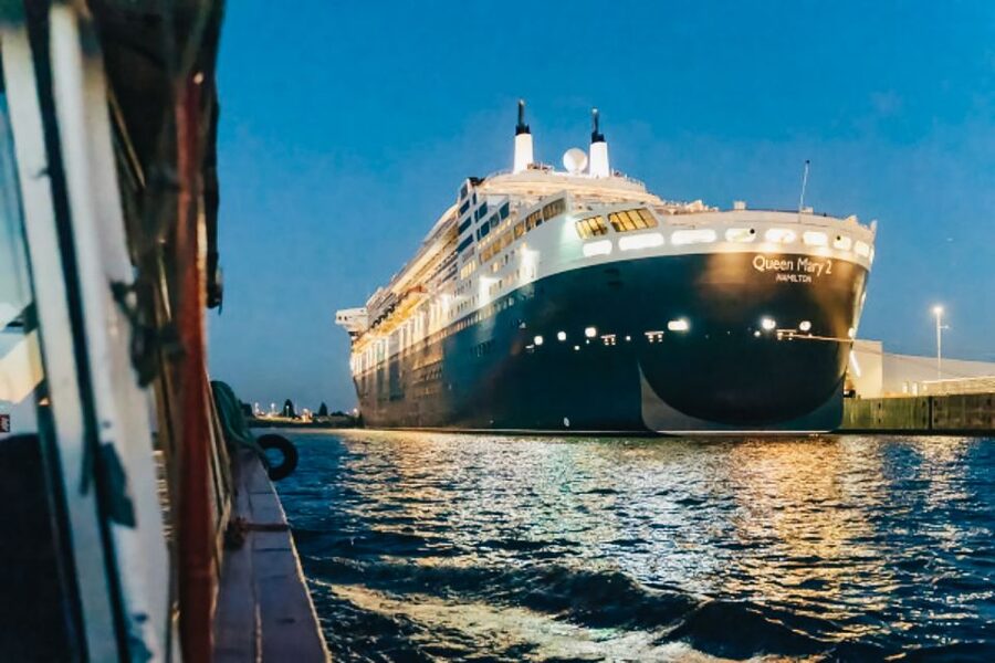 Hamburg: 1.5h Grand Harbor Evening Lights Cruise - Night photography: how to get good shots without wrecking your comfort