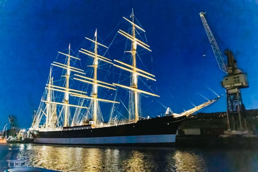 Hamburg: 1.5h Grand Harbor Evening Lights Cruise - Price and drinks: what $28 buys you, and what it does not