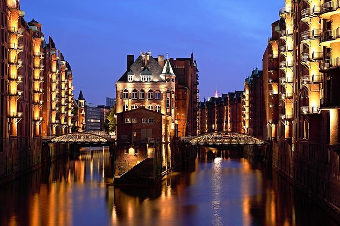 Hamburg: 1-hour evening light cruise - St. Pauli Landungsbrücken and the water-level drama of the harbor