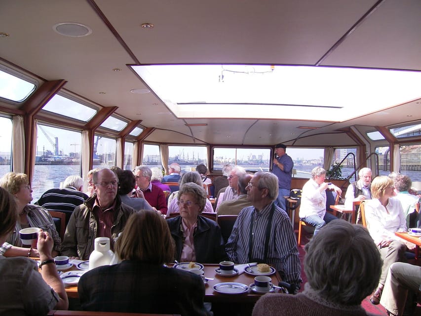 Hamburg: 1-Hour Harbor Cruise - Boat comfort, timing, and what that means for your photos