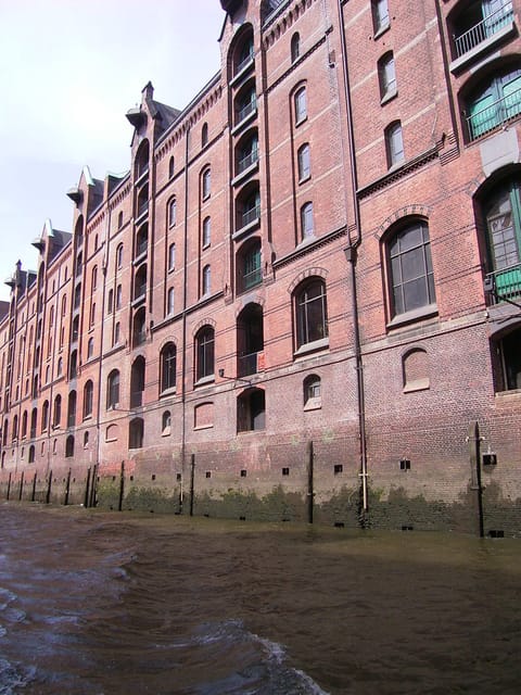 Hamburg: 1-Hour Harbor Cruise - The English audio app: how to use it without losing the plot