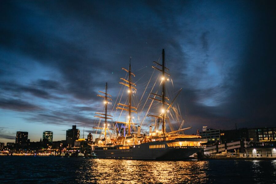 Hamburg: 1-Hour Harbor Evening Lights Cruise - One hour, so do this: pick your seat early and aim for views, not just survival