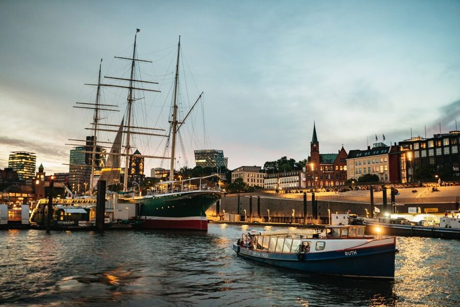 Hamburg: 1-Hour Harbor Evening Lights Cruise - HafenCity and the Elbe Philharmonic Hall lights, modern Hamburg from a moving viewpoint