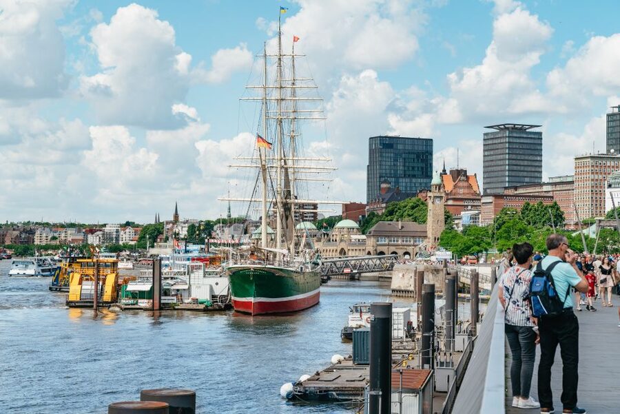 Hamburg: 1-Hour Harbor Sightseeing Cruise with HafenCity - How the live German guide and audio app work together