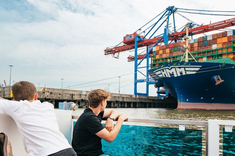 Hamburg: 2-Hour XXL Port of Hamburg Cruise Tour - German Live Guide, Multilanguage App, and How to Not Miss a Word