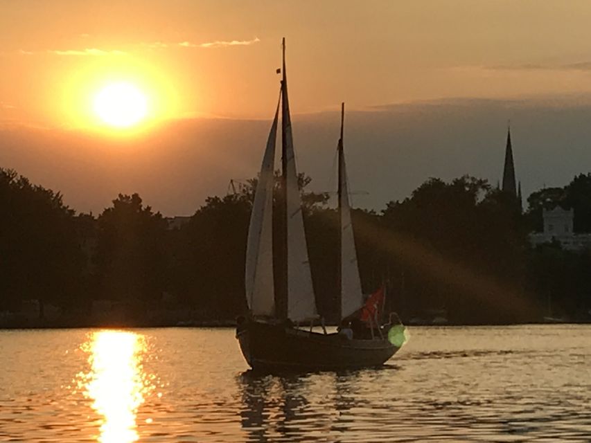 Hamburg: Alster River Sailboat Tour with Sundowner - Your Sundowner Drink and the Rhythm of Floating
