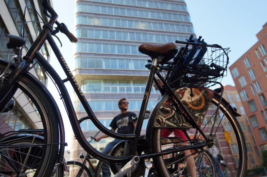 Hamburg: Bike Rental - The 3-Gear City Bike, Plus Helmet, Basket, Map, Insurance